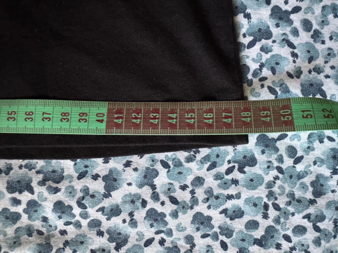 Camiseta preta com bolso cinza – photo 11